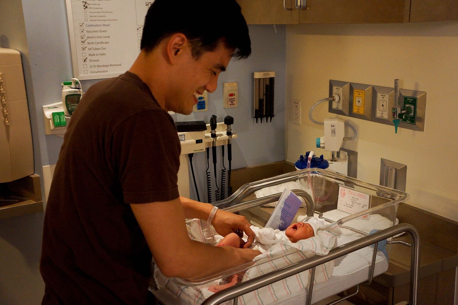 Diaper Bag Essentials: What to Pack and How to Choose a Bag